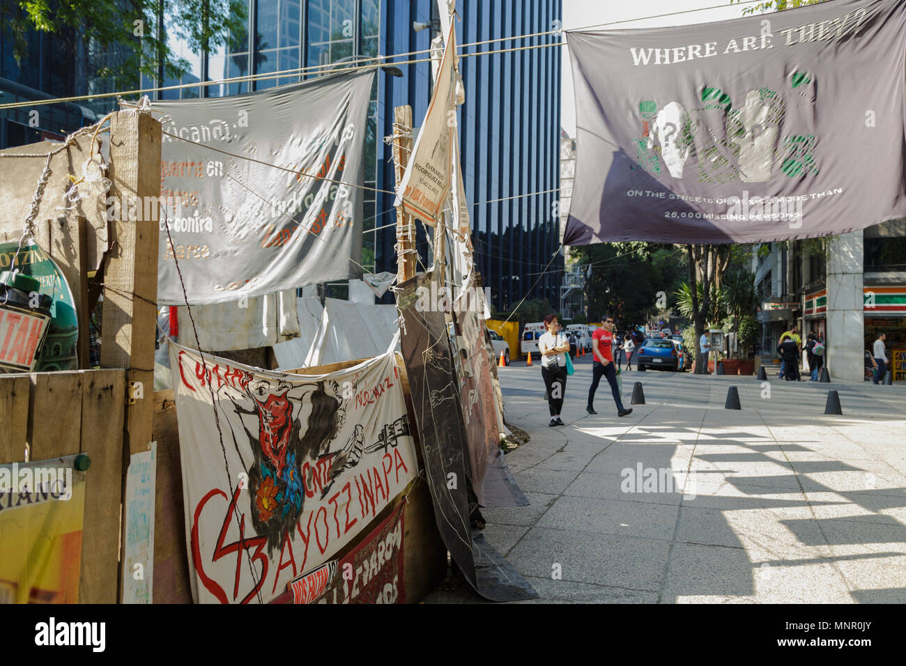 Il banner multipli sul display in corrispondenza del sito di protesta del 2014 Iguala studente rapimento incidente sul Paseo de Reforma, Città del Messico. Foto Stock