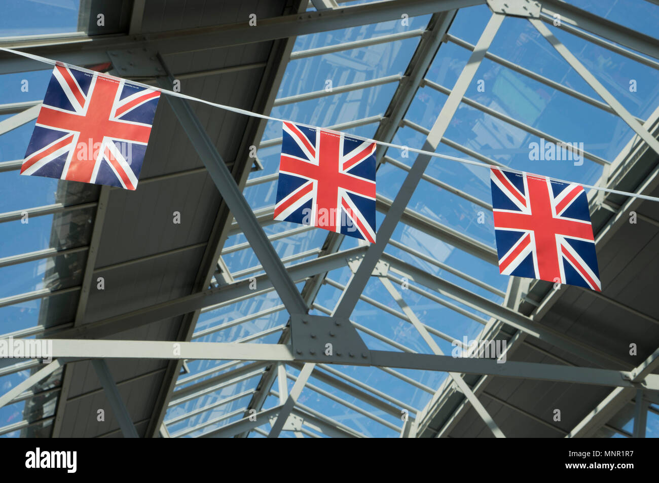 Union Jack Flag visualizzato al mercato di Greenwich, Londra durante il Royal Wedding cerimonia di Harry e Meghan nel Castello di Windsor il 19 maggio 2018. Inghilterra, Regno Unito Foto Stock