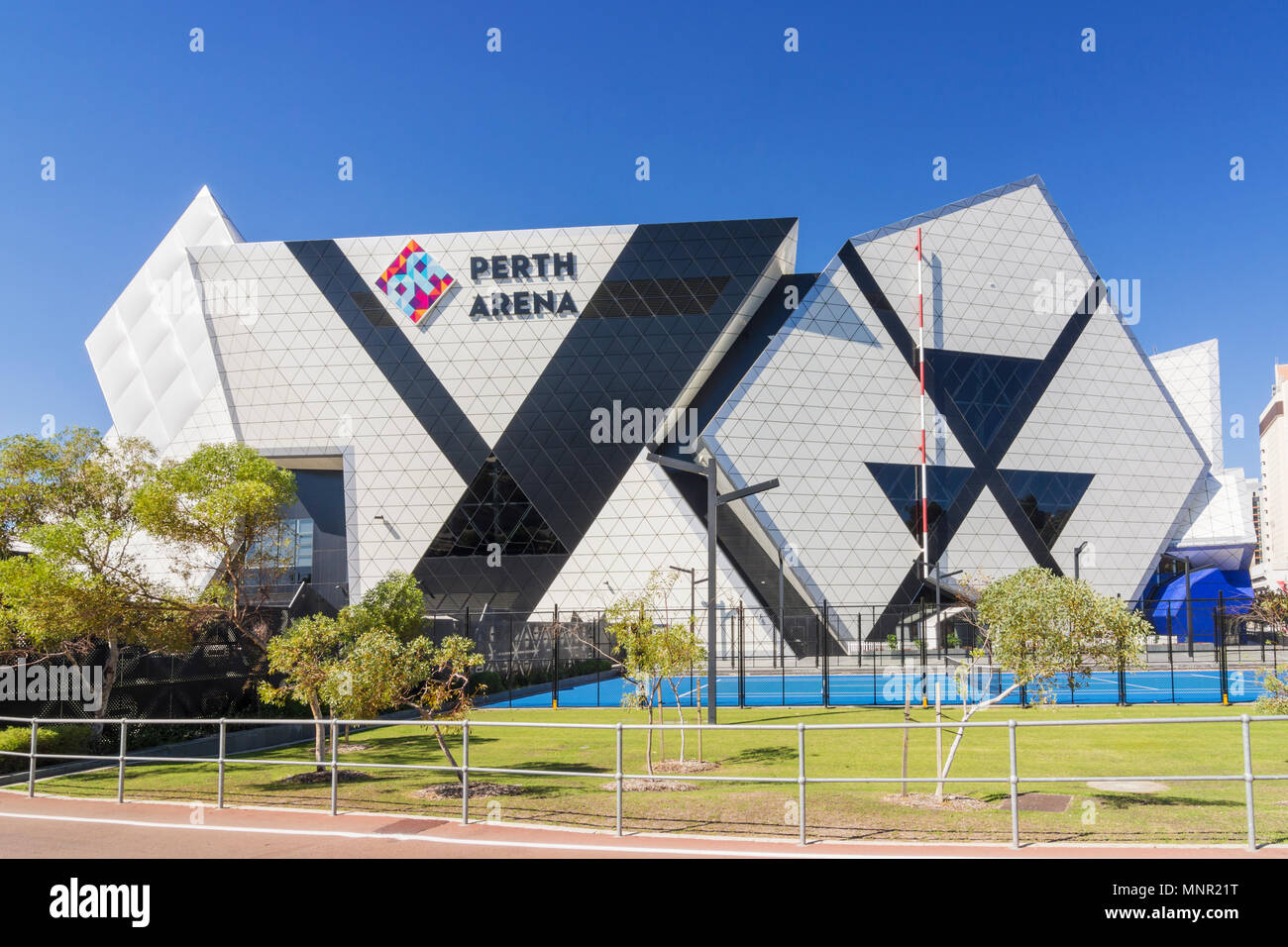 Facciata est di Perth Arena il disegno essendo influenzato dall'eternità puzzle, Wellington St, Perth, Australia occidentale, Australia Foto Stock
