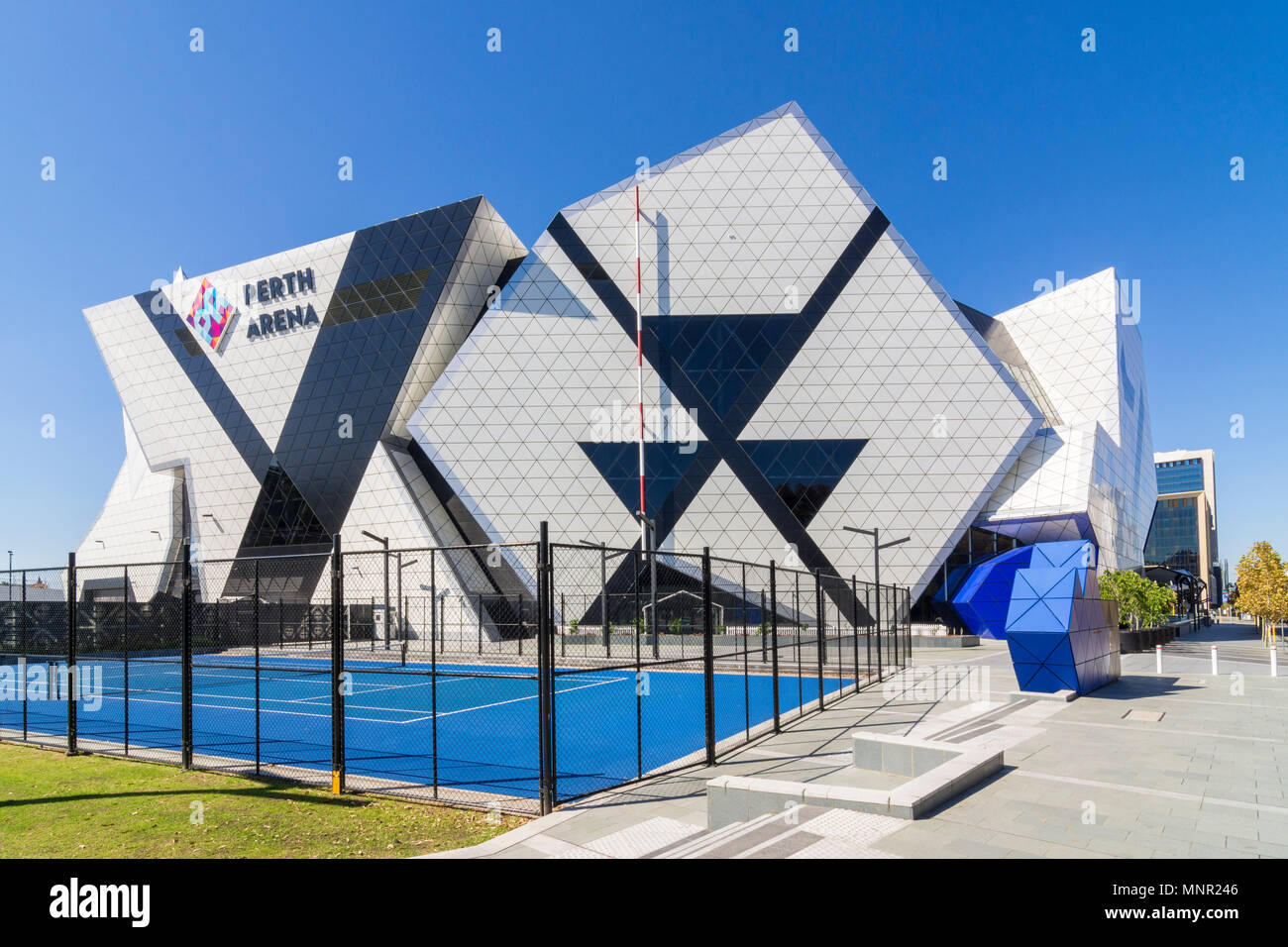 Facciata est di Perth Arena il disegno essendo influenzato dall'eternità puzzle, Wellington St, Perth, Australia occidentale, Australia Foto Stock