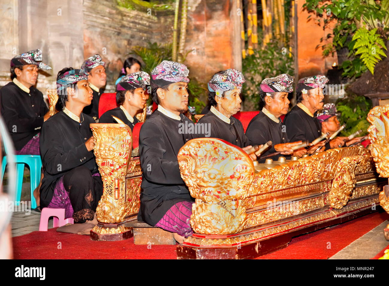 BALI - gennaio 19: Legong Trance & Paradise Dance in Ubud Palace. Ubud Palace è il più popolare percorso per notturni di danza, teatro e musica performa Foto Stock