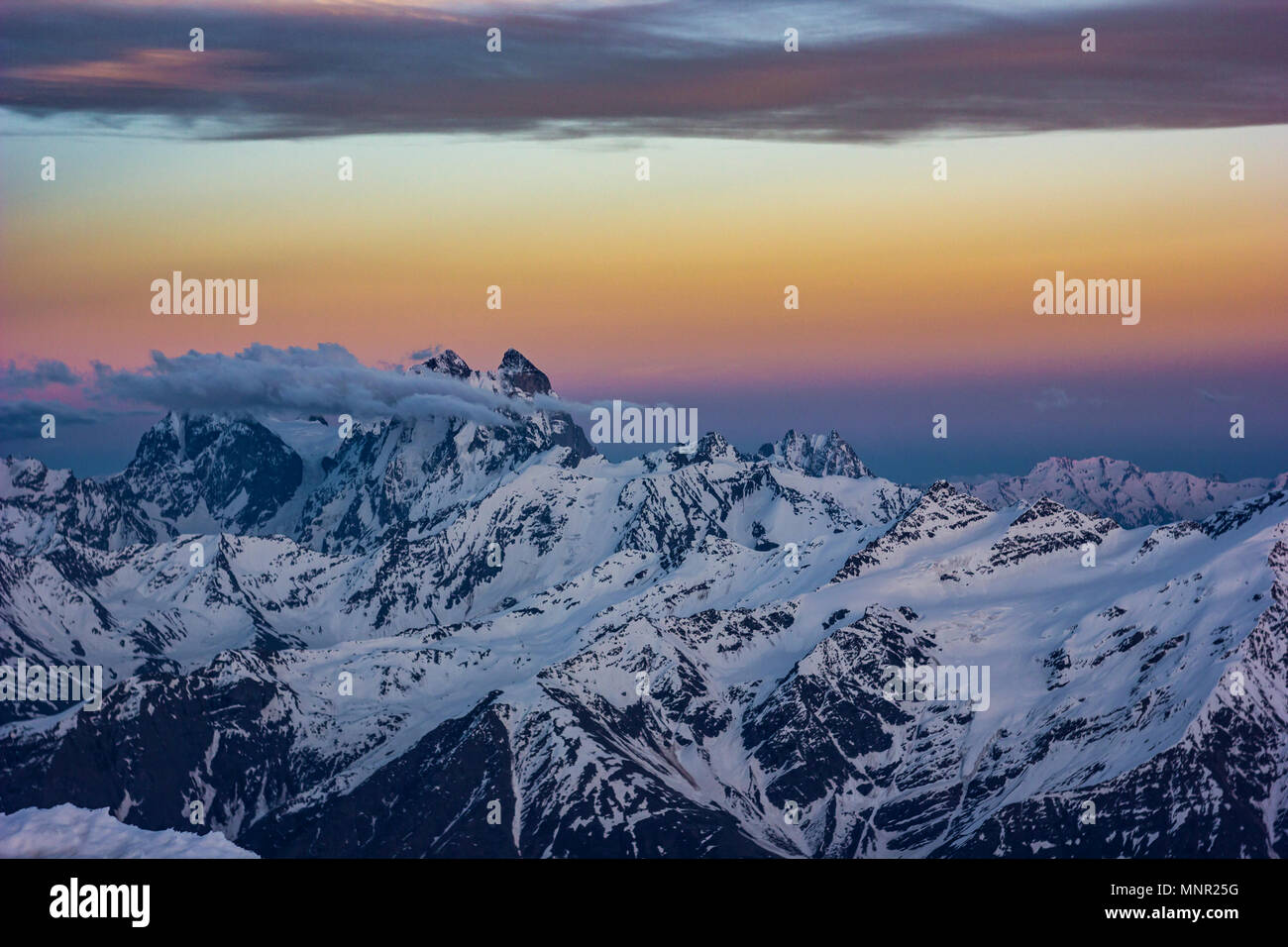 Innevate montagne del Caucaso al tramonto Foto Stock