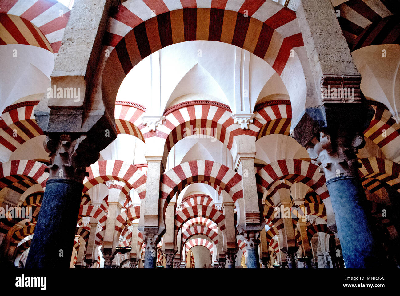 La spettacolare architettura della Cattedrale Mezquita di Cordova, Spagna Con la sua architettura moresca e il suo caratteristico colore rosso e archi bianchi. Foto Stock