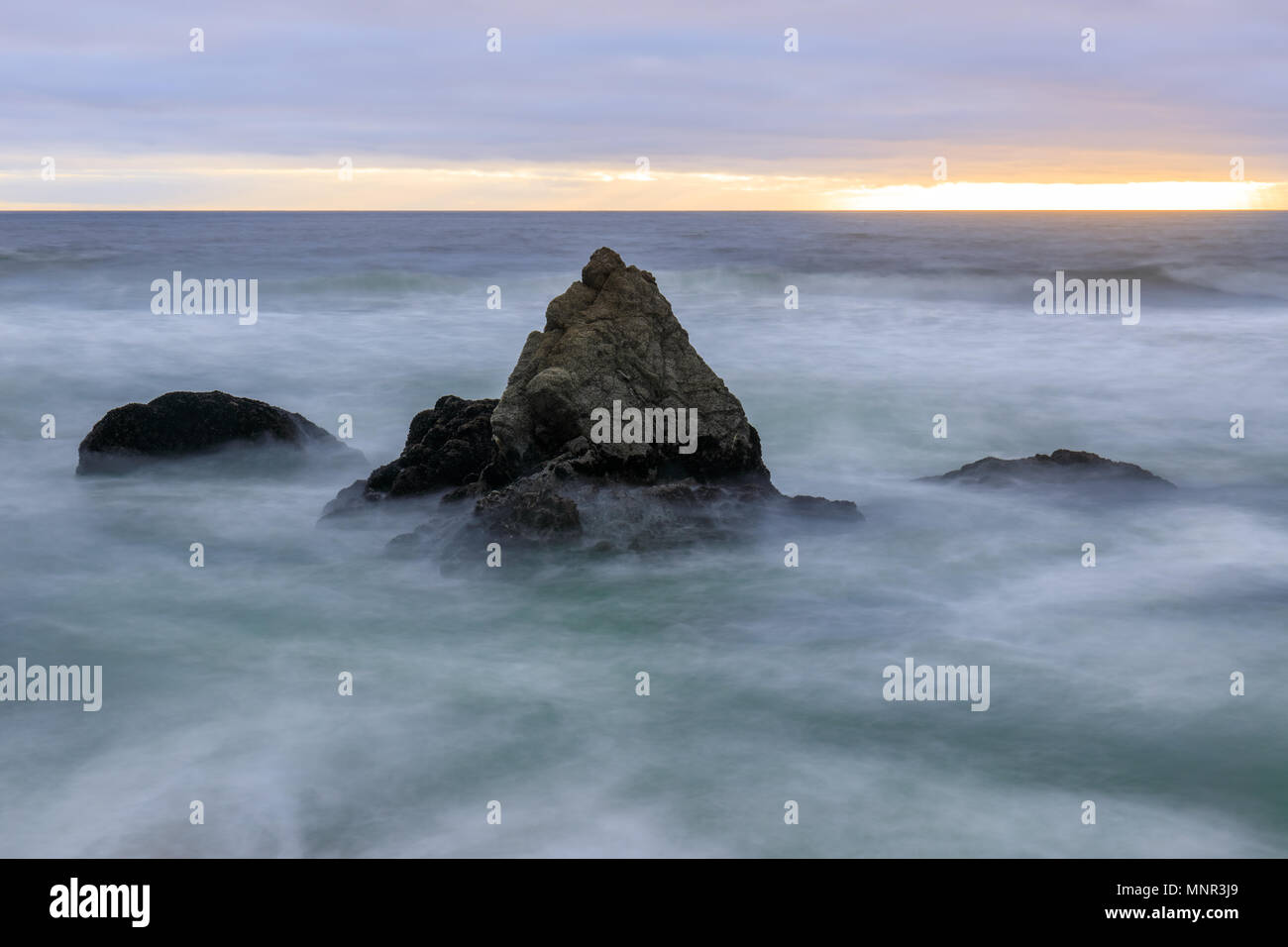 Stormy Sunset over balena grigia Cove Beach State. Foto Stock