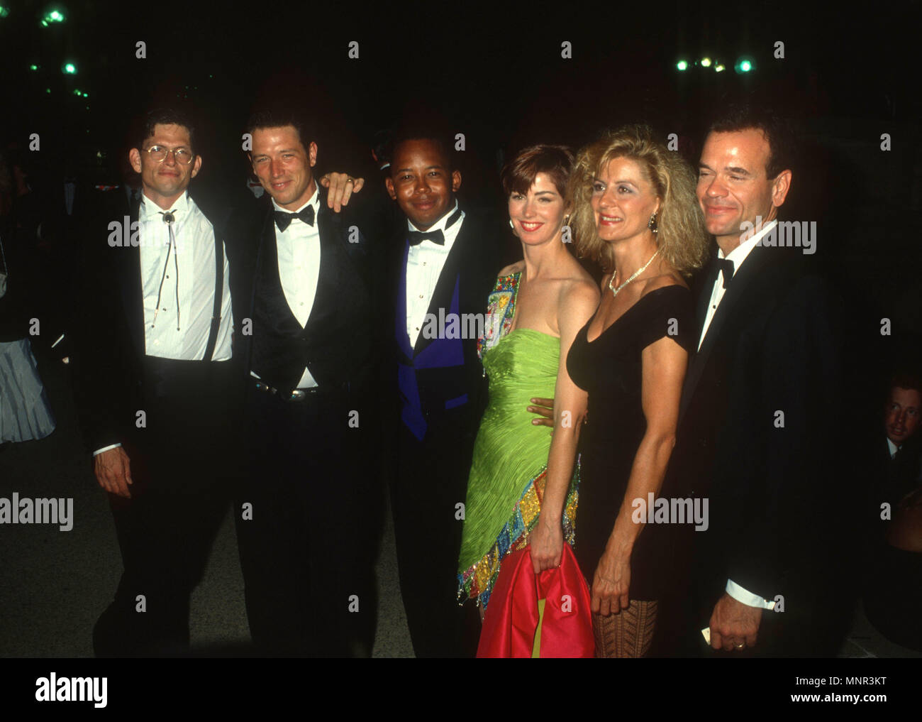PASADENA, CA - 16 settembre: (L-R) attori Jeff Kober, Brian Wimmer, Michael Boatman, Dana Delany, Concetta Tomei e Robert Picardo frequentare l'annuale quarantaduesima Primetime Emmy Awards su settembre 16,1990 a Pasadena Civic Auditorium di Pasadena, in California. Foto di Barry re/Alamy Stock Photo Foto Stock