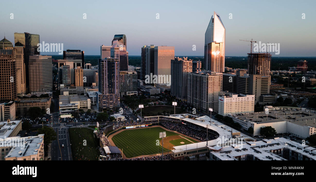 Una veduta aerea cercando in su il paesaggio urbano del centro cittadino di Charlotte nella Carolina del Nord Foto Stock