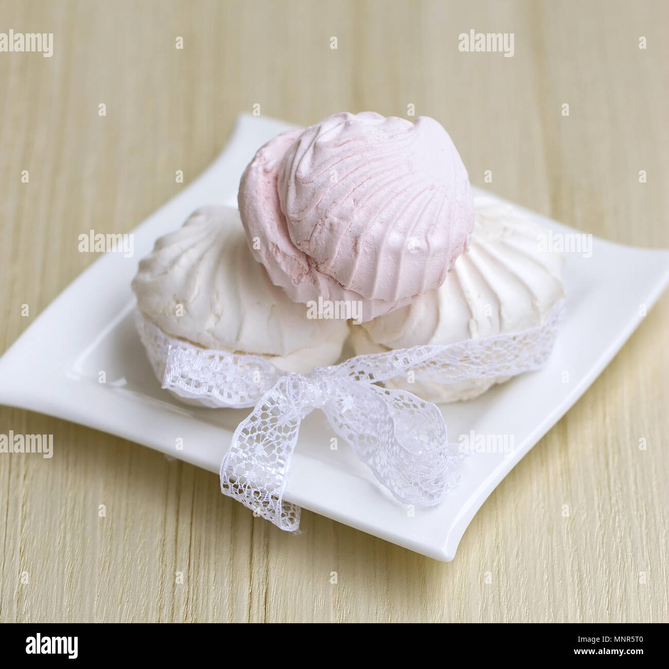 Marshmallow bianco con un delicato merletto vicino Foto Stock