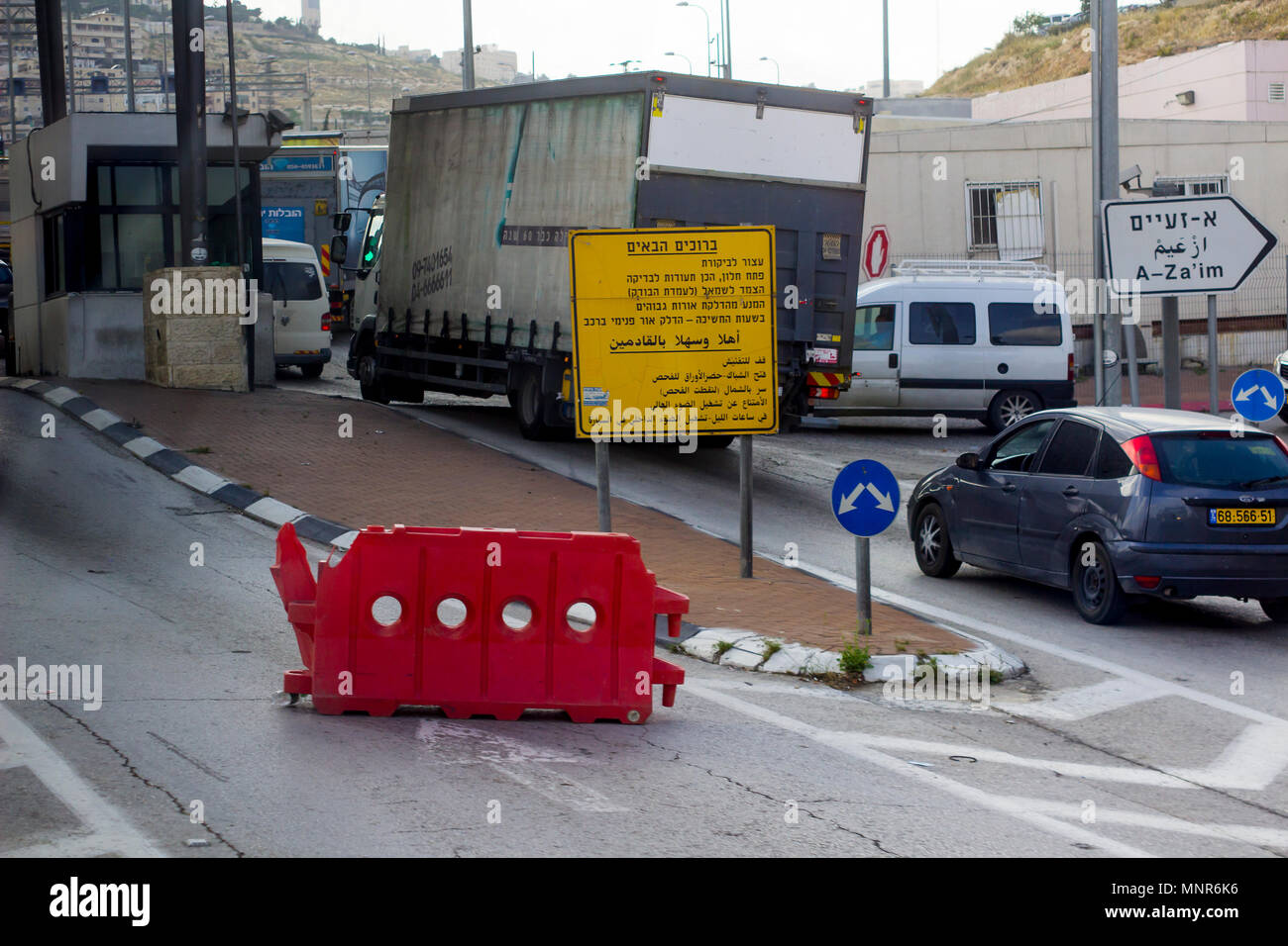 7 maggio 2018 il traffico pesante su un ritardo di venerdì pomeriggio prima del Sabbath nei sobborghi di Gerusalemme Israele prese attraverso la finestra di un allenatore su un vago da Foto Stock