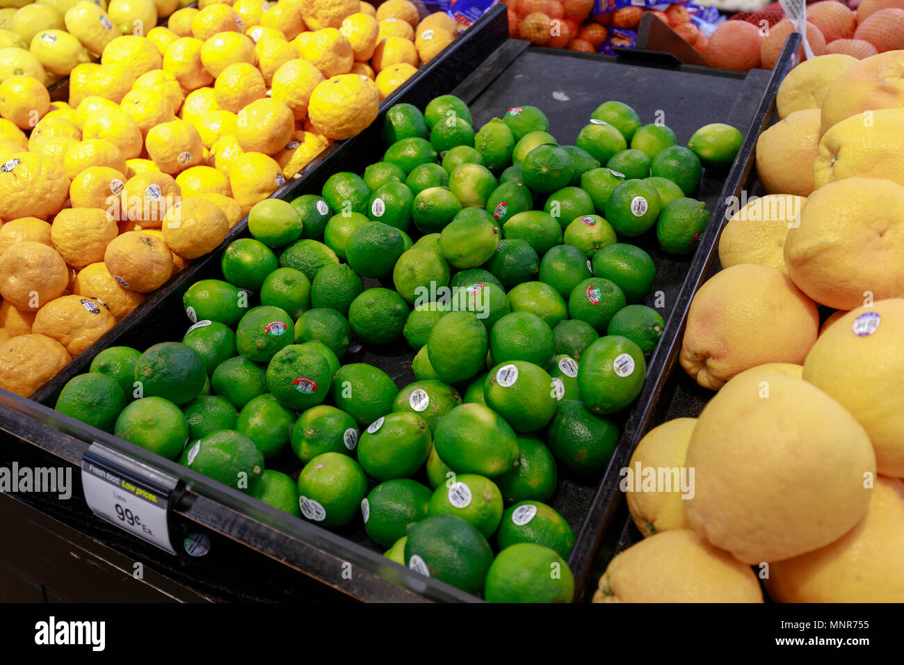 Portland, Oregon - 14 Maggio 2018 : la frutta e la verdura sul display in Fred Meyer, Inc., è una catena di ipermercati di supermercati in Portland Foto Stock