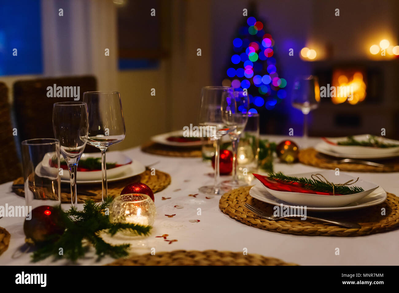 Bella messa in tavola per la festa di Natale o di Capodanno a casa di famiglia Foto Stock