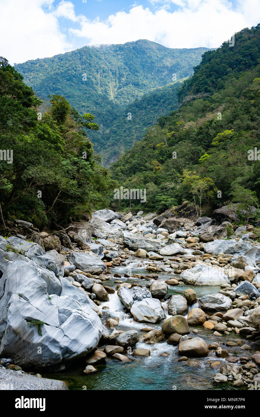 Vista sul fiume con rocce di marmo lungo il sentiero Shakadang in Taroko Gorge National Park in Hualien Taiwan Foto Stock