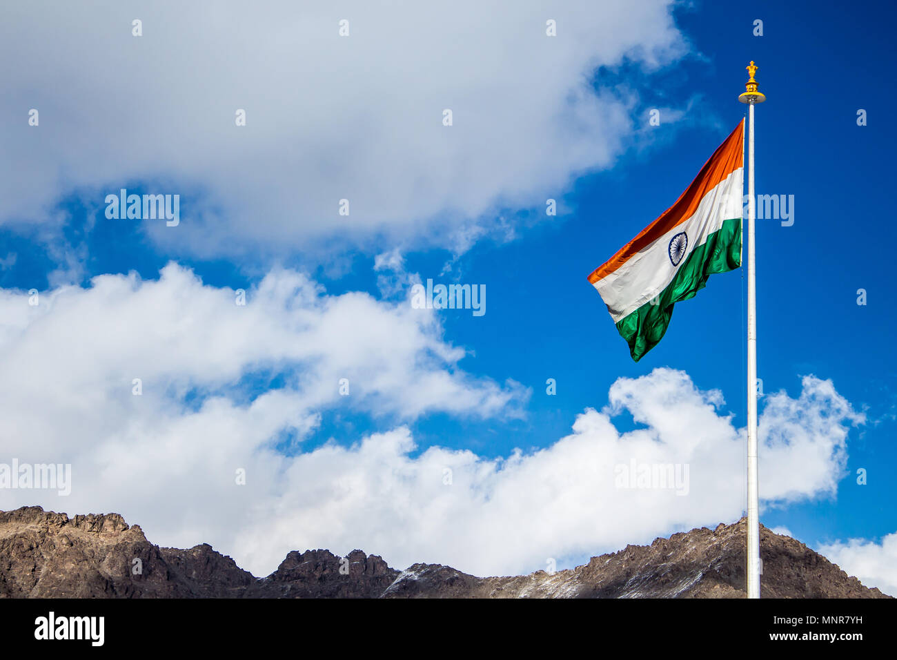 Indian bandiera nazionale sventolando in Ladakh, India, Asia. Foto Stock