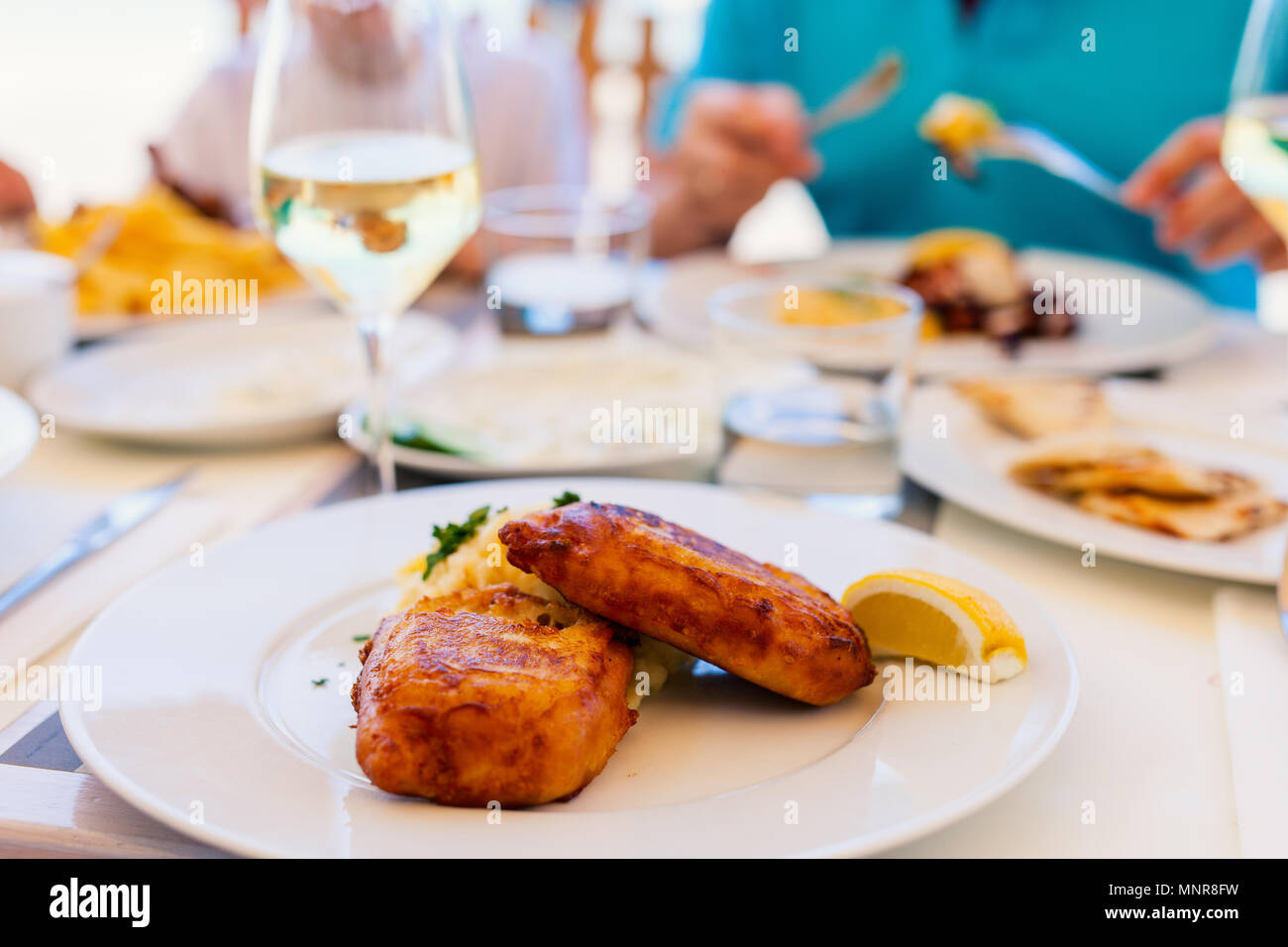 Close up della tradizionale frittura di pesce bianco per il pranzo o la cena al ristorante all'aperto sull'isola di Mykonos, Grecia Foto Stock