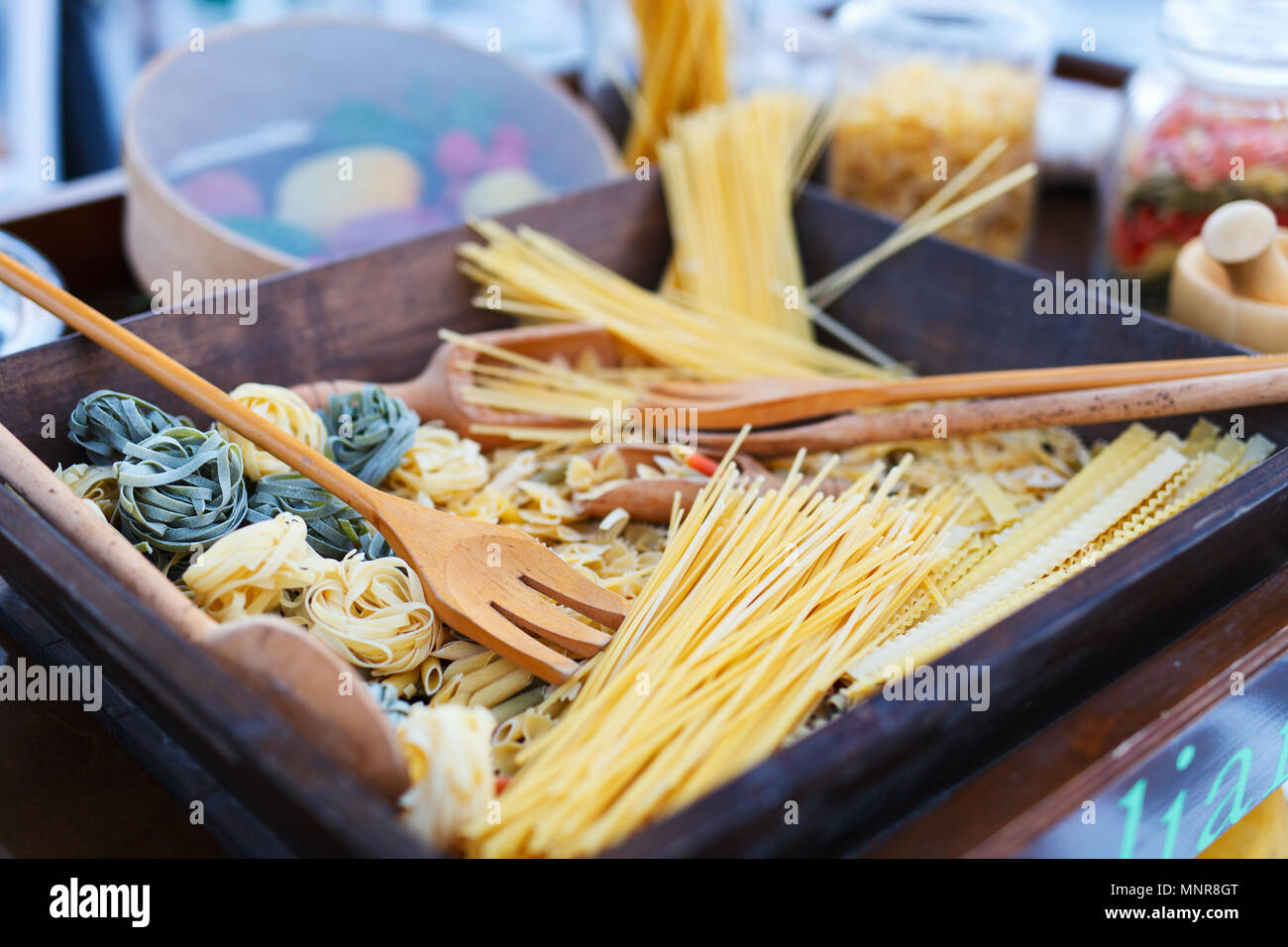 Varietà di tipi e forme di crudo pasta italiana Foto Stock