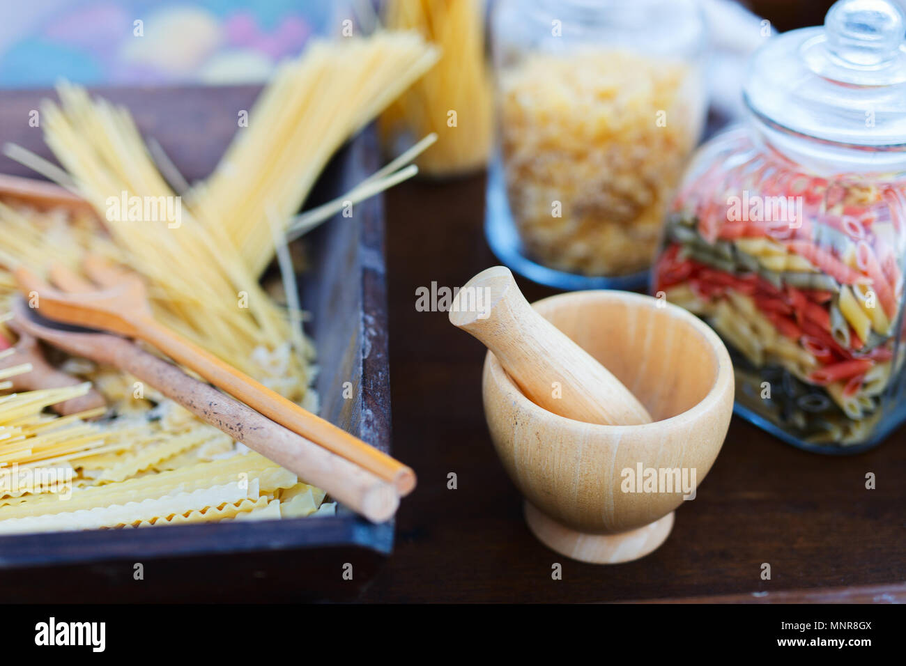 Varietà di tipi e forme di crudo pasta italiana Foto Stock