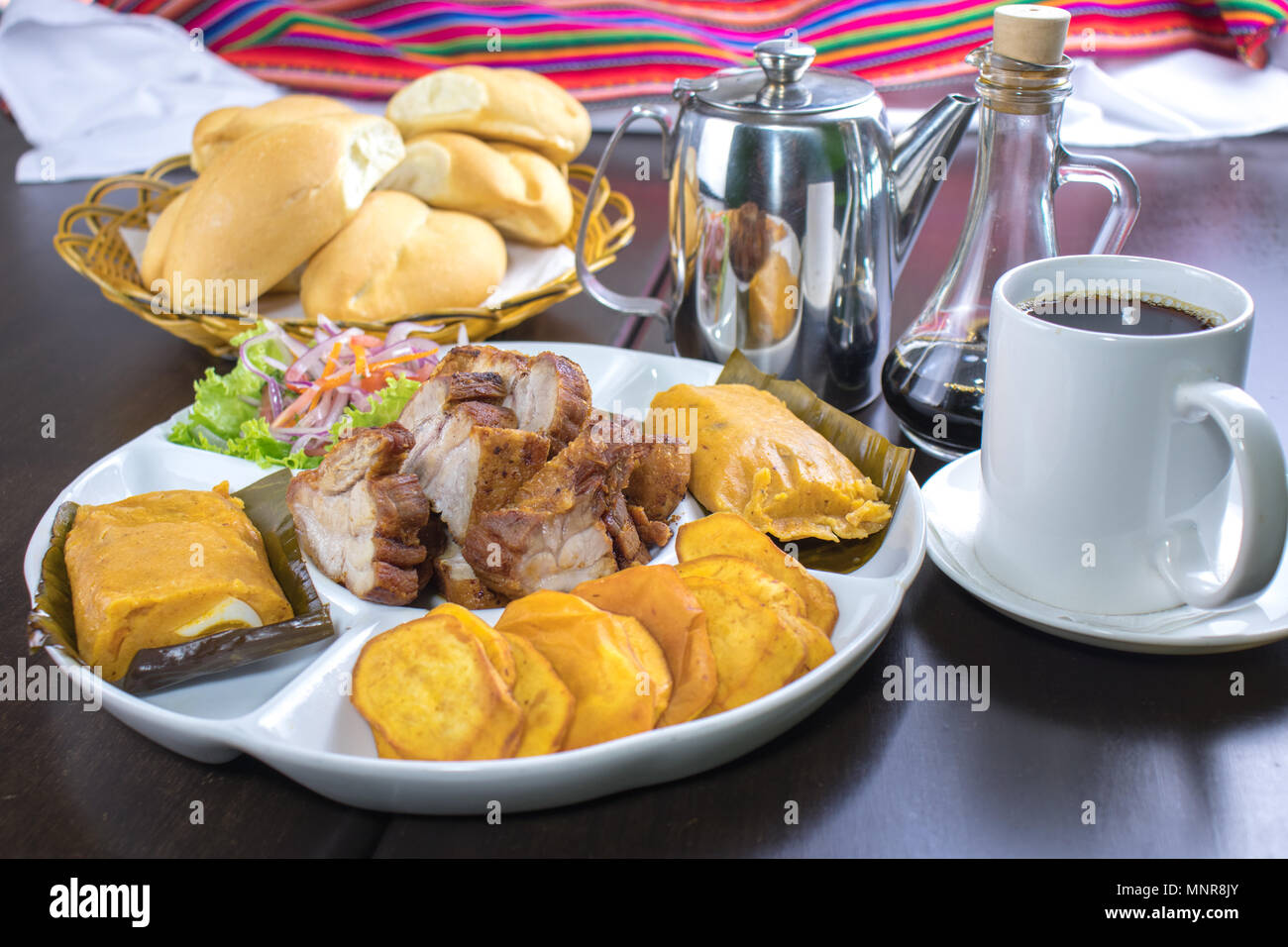 La cucina peruviana: Chicharrones, tamales, camote frito Foto Stock