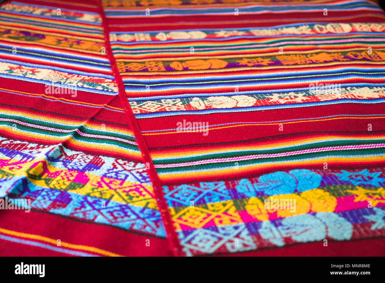 Tradizionale peruviana tessuto tessuto di lana, sfondo colorato Foto Stock