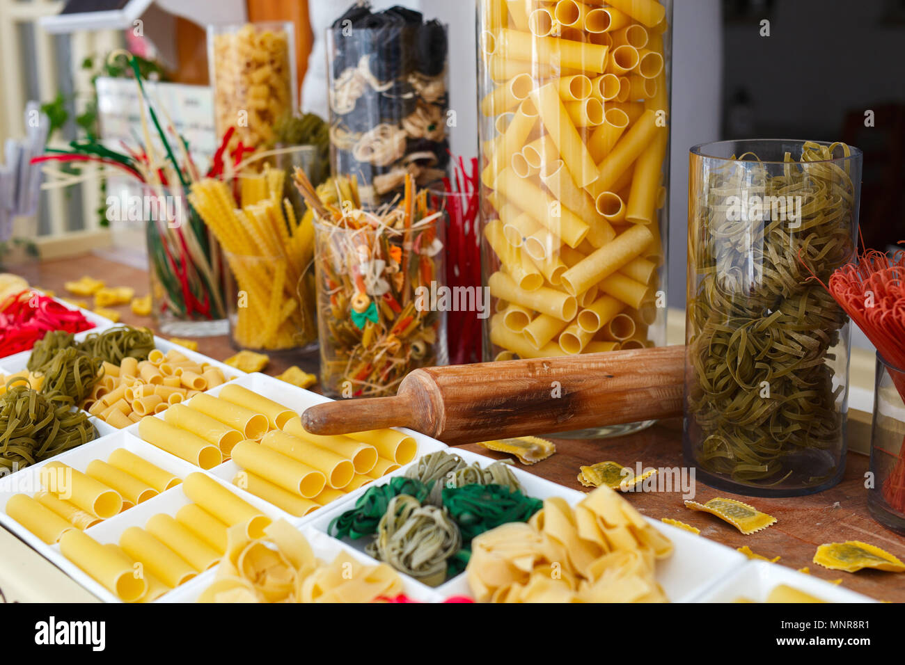 Varietà di tipi e forme di crudo pasta italiana Foto Stock