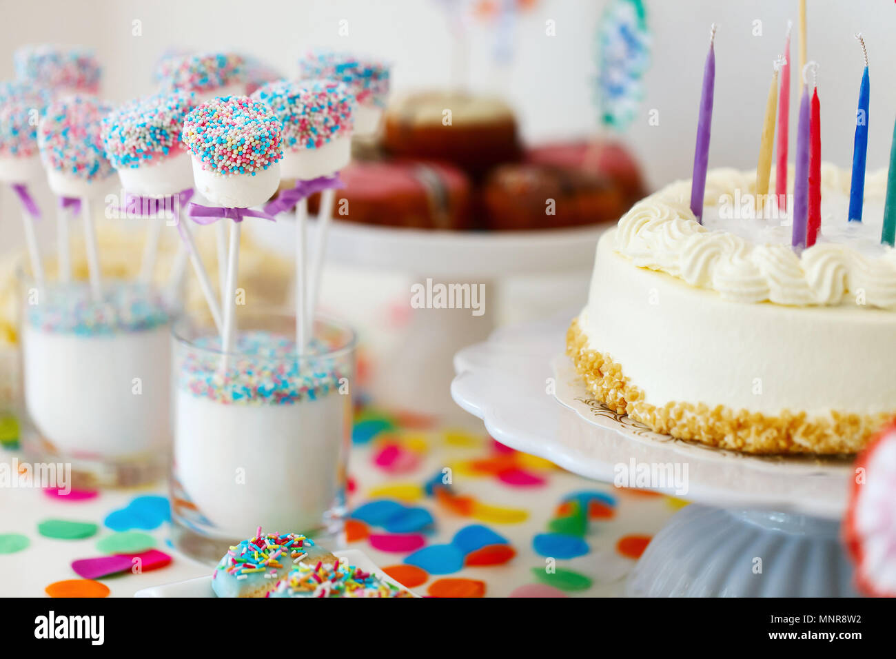 Torta, caramelle, marshmallows, cakepops, frutta e altri dolci sulla tavola da dessert a kids festa di compleanno Foto Stock