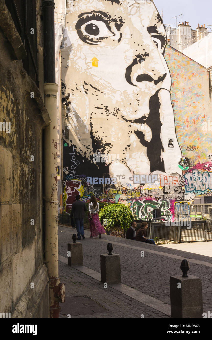 Chuuuttt! Autoportrait dell'artista francese Jef aerosol che si affaccia su Place Igor Stravinsky a Parigi, Francia. Foto Stock