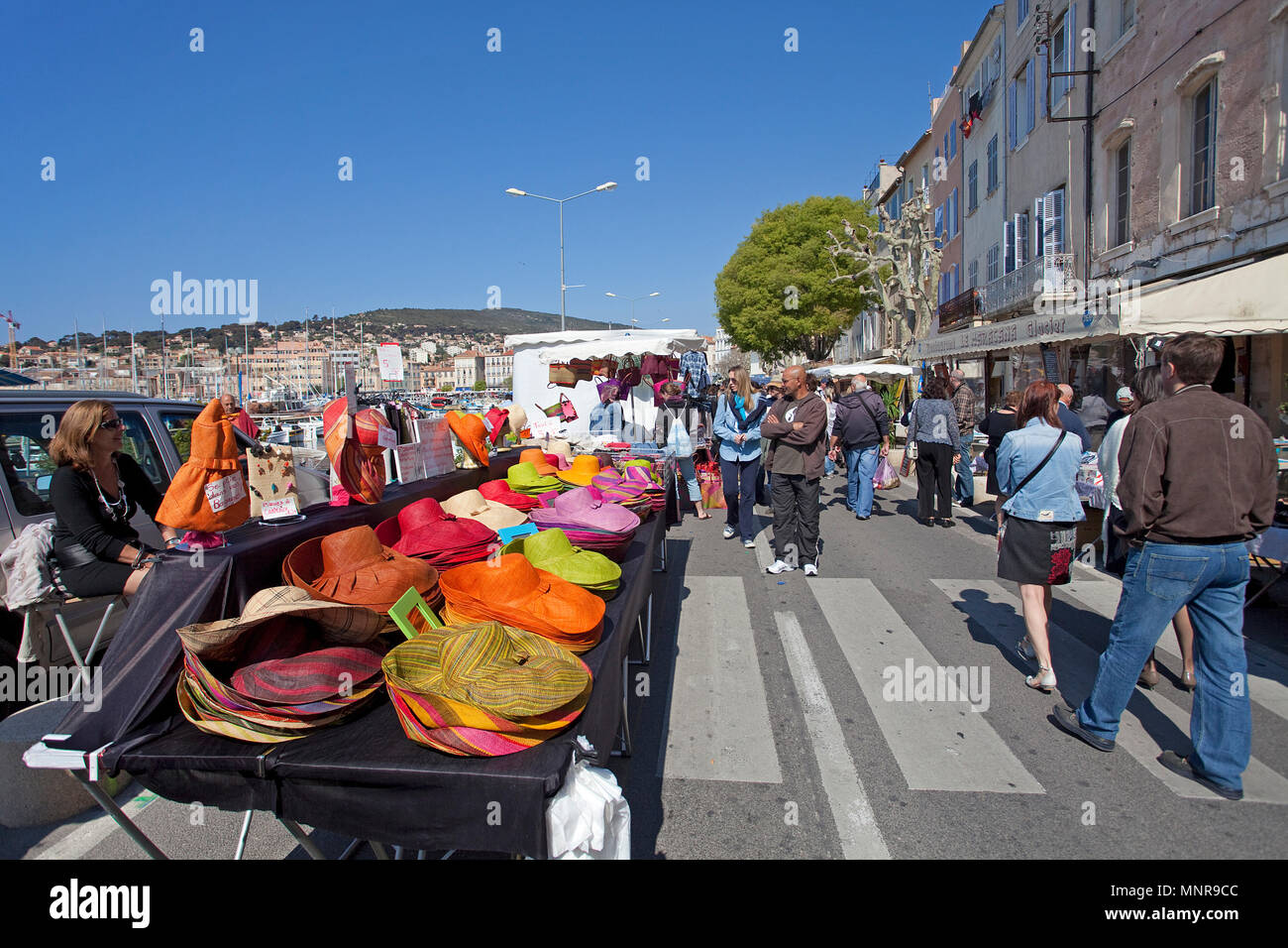 Strada del mercato di un porto di La Ciotat, Bouches-du-Rhone, Provence-Alpes-Côte d'Azur, in Francia del Sud, Francia, Europa Foto Stock