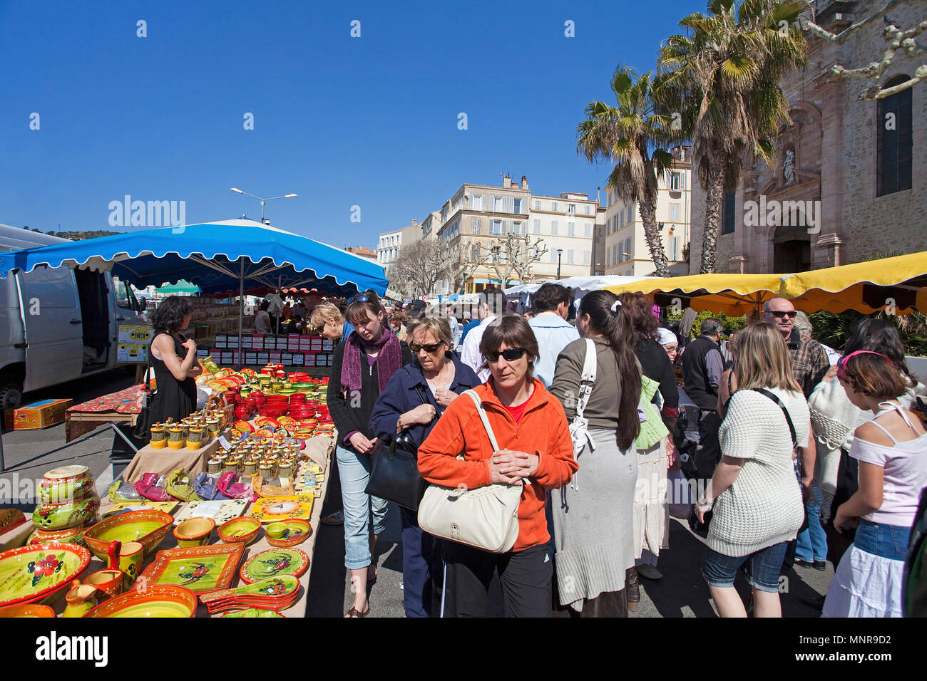 Strada del mercato di un porto di La Ciotat, Bouches-du-Rhone, Provence-Alpes-Côte d'Azur, in Francia del Sud, Francia, Europa Foto Stock