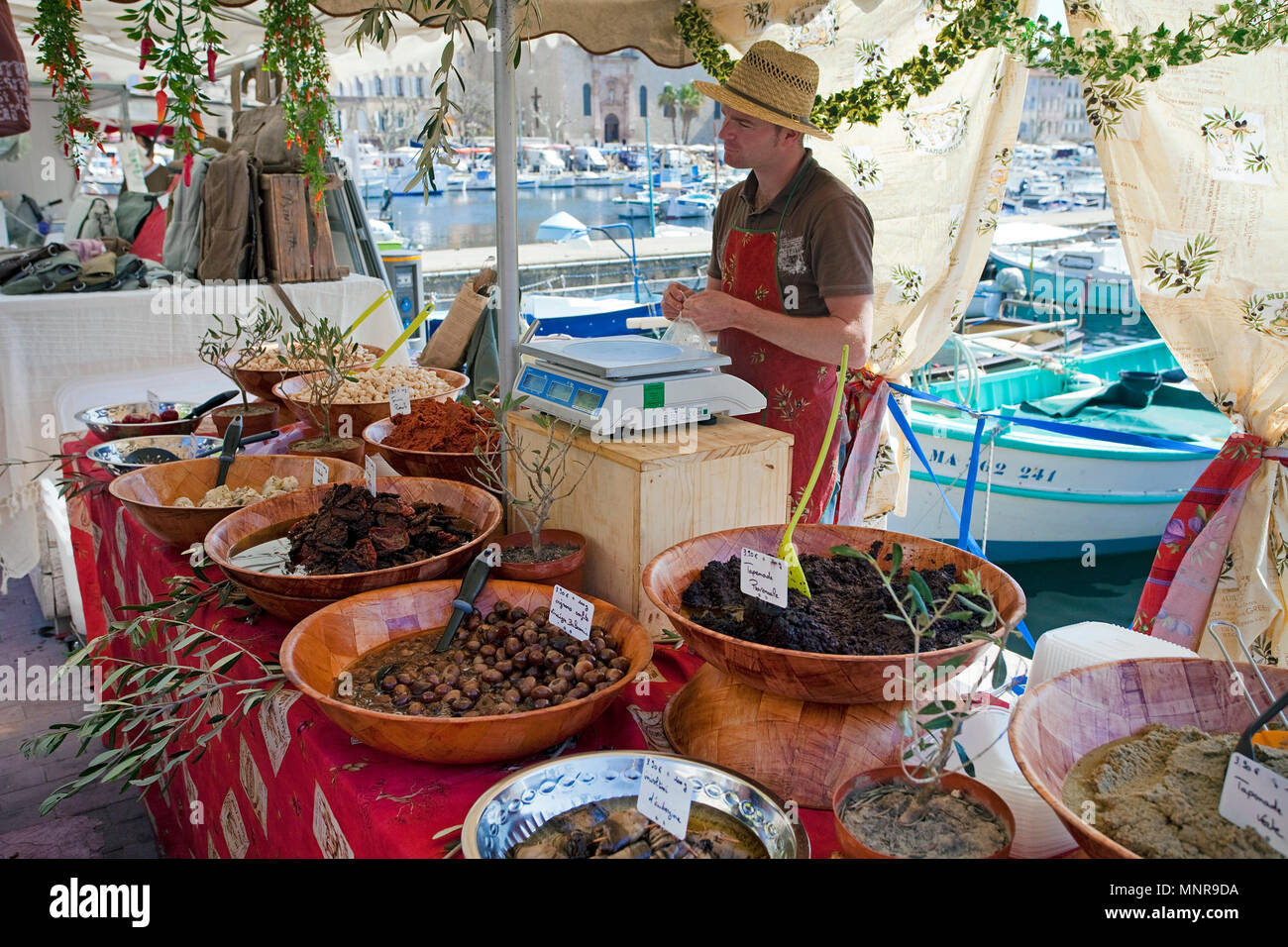 Verkauf von regionalen Erzeugnissen auf dem Strassenmarkt in La Ciotat, Dipartimento Bouches-du-Rhone, Provence-Alpes-Côte d'Azur, Suedfrankreich, Fran Foto Stock