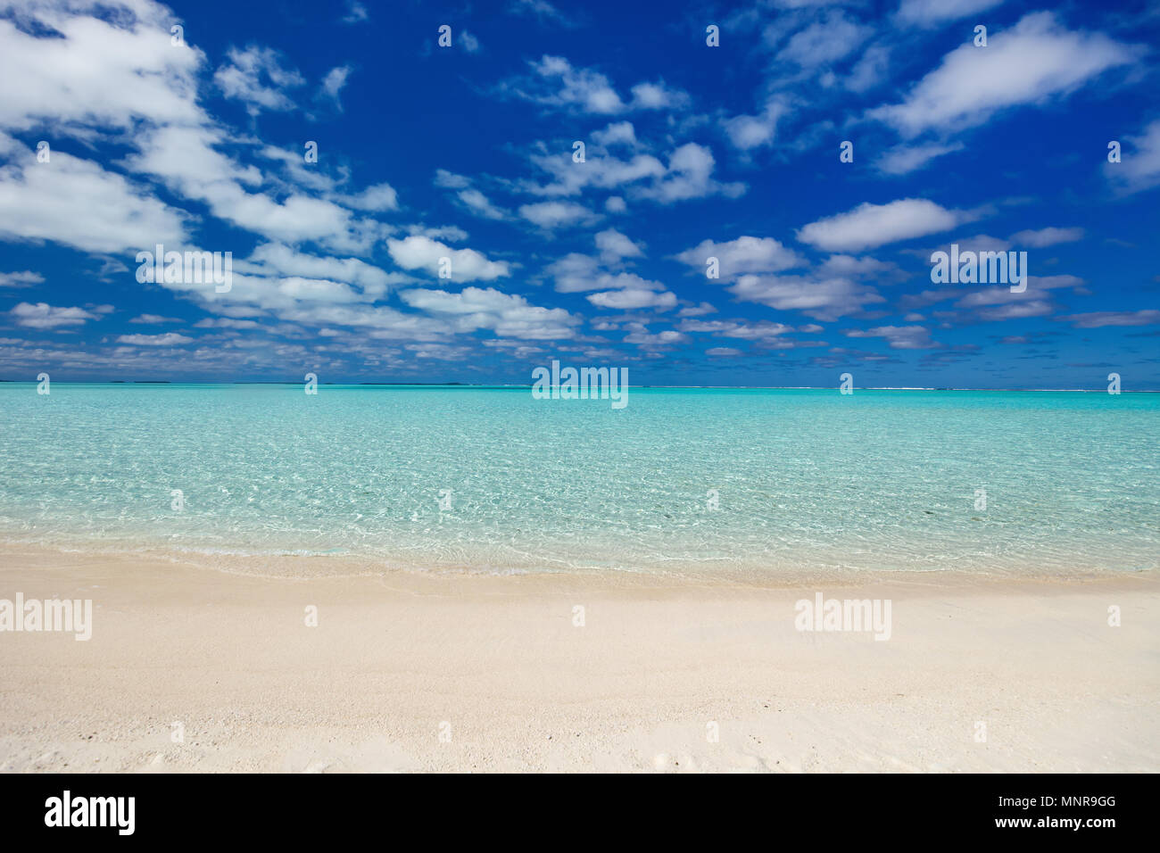 Una perfetta spiaggia di sabbia bianca e turchese oceano tropicale Foto Stock