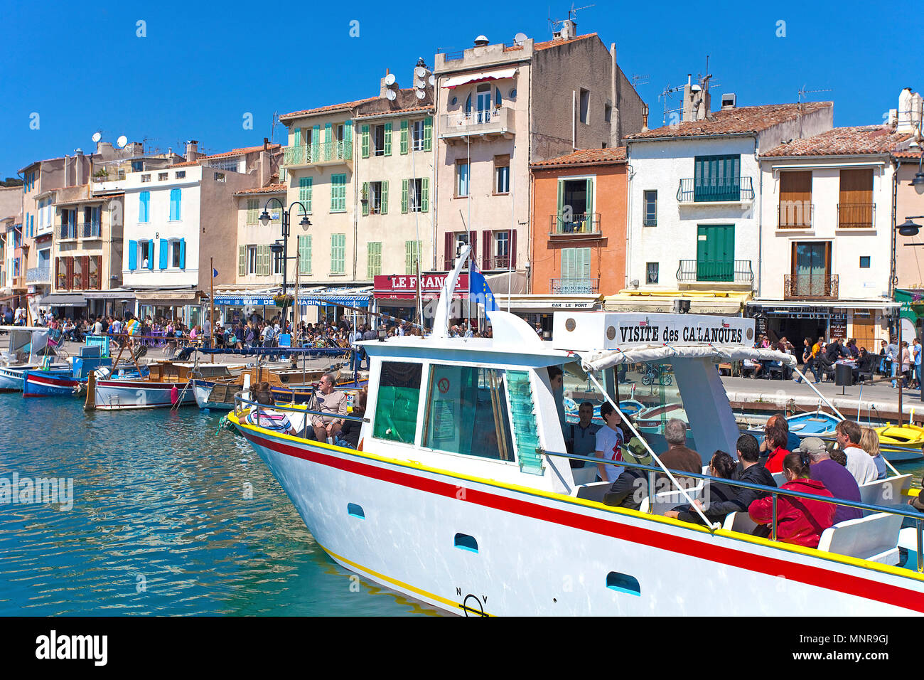 Barca per gite a Calanques al porto di Cassis, Bouches-du-Rhone, Provence-Alpes-Côte d'Azur, in Francia del Sud, Francia, Europa Foto Stock