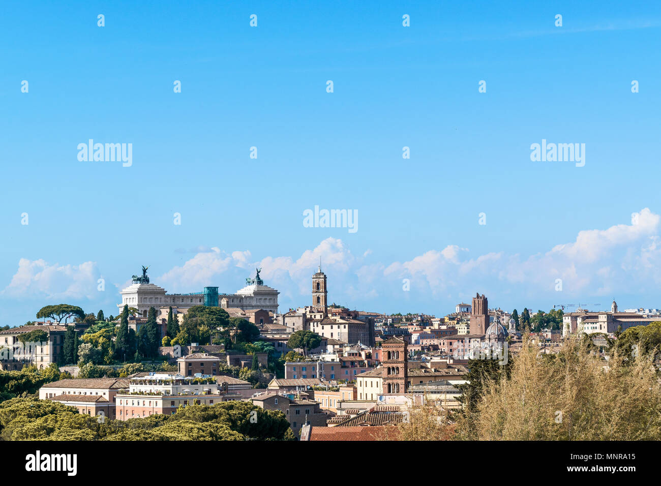 Panorama della città di Roma con i tetti della città e il complesso del Vittoriano anche chiamato Altare della Patria Foto Stock