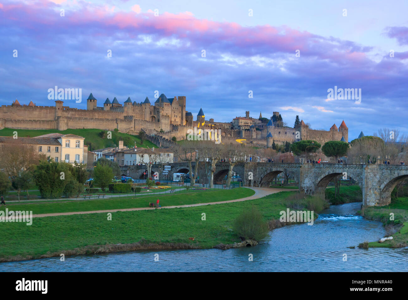 Vista della cittadella medievale e il ponte sul fiume Aude a Carcassonne, Francia Foto Stock