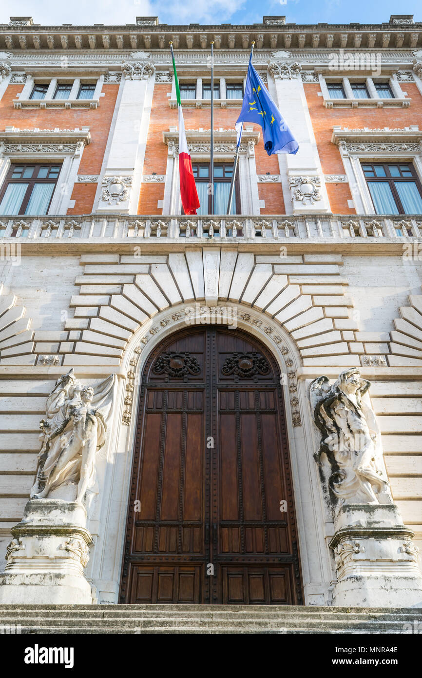 Facciata e ingresso di Palazzo Montecitorio, sede della Camera dei deputati del parlamento italiano a Roma Foto Stock
