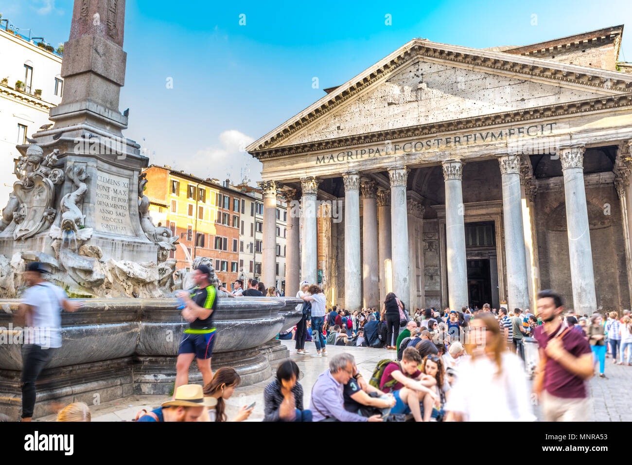 La facciata del Pantheon di Roma con i turisti a piedi attorno alla fontana al centro della piazza Foto Stock