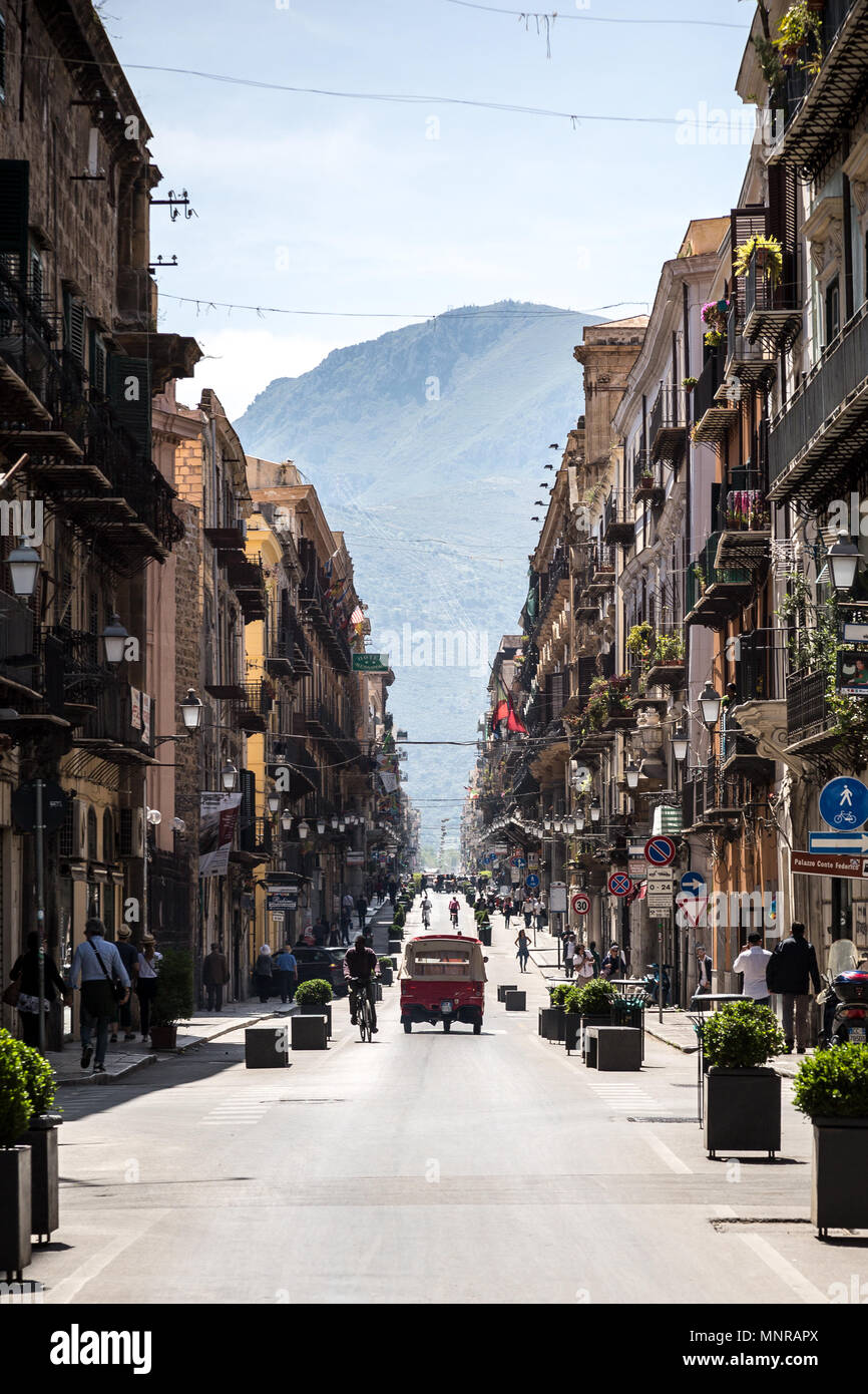 Palermo, Italia, Aprile 25, 2018: tipica stradina del centro storico di Palermo, Italia con sfondo collinare. Foto Stock