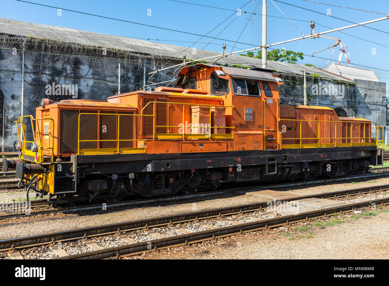 Genova, Italia - 15 Maggio 2017: La locomotiva diesel FS classe D.445 presso la stazione ferroviaria di Genova Brignole in Genova, liguria, Italy. Foto Stock