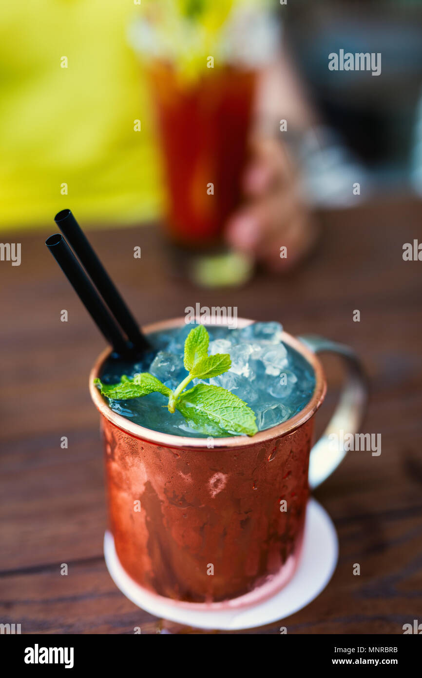 Close up di russo mule cocktail serviti in un bar o ristorante Foto Stock