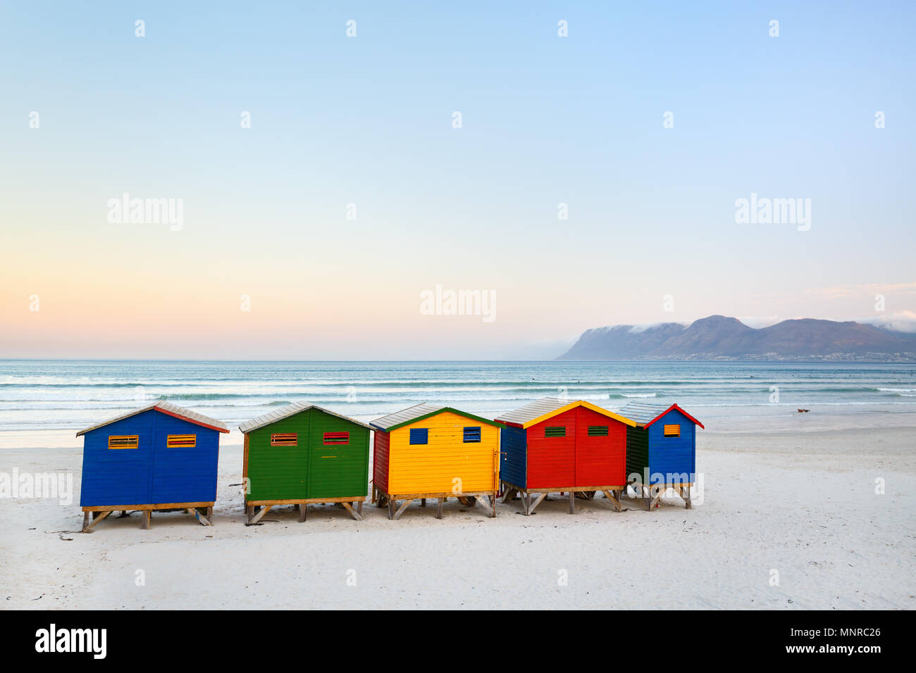 Famose capanne colorate di Muizenberg beach vicino a Città del Capo in Sud Africa Foto Stock