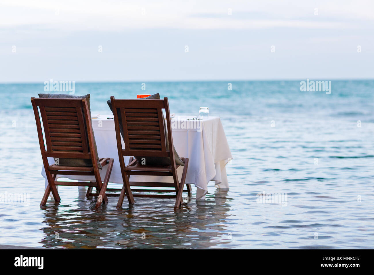 Romantica cena di lusso impostazione tropicale sulla sunset Foto Stock