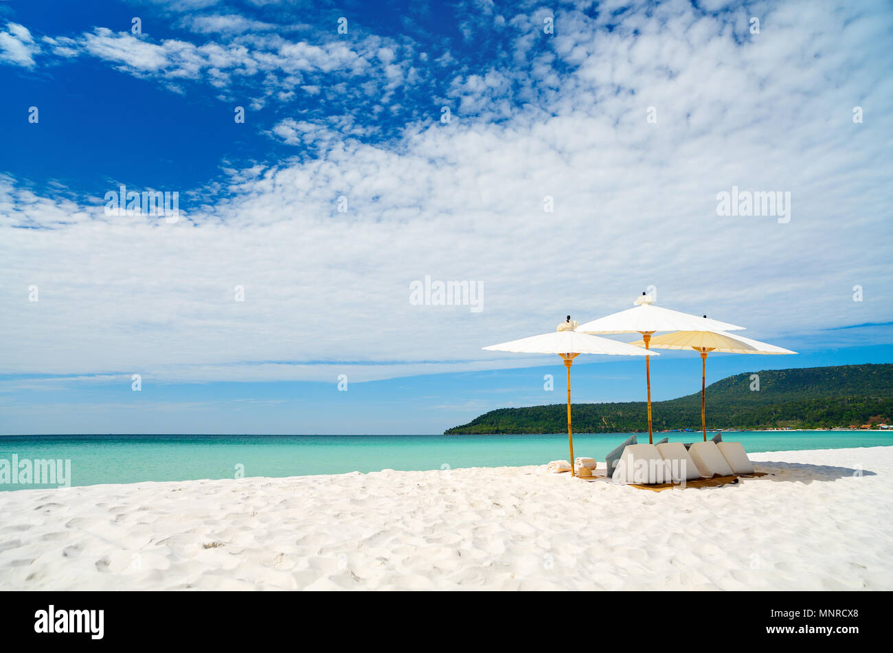 Foto orizzontale di bella sabbia bianca spiaggia esotica su Koh Rong isola in Cambogia Foto Stock