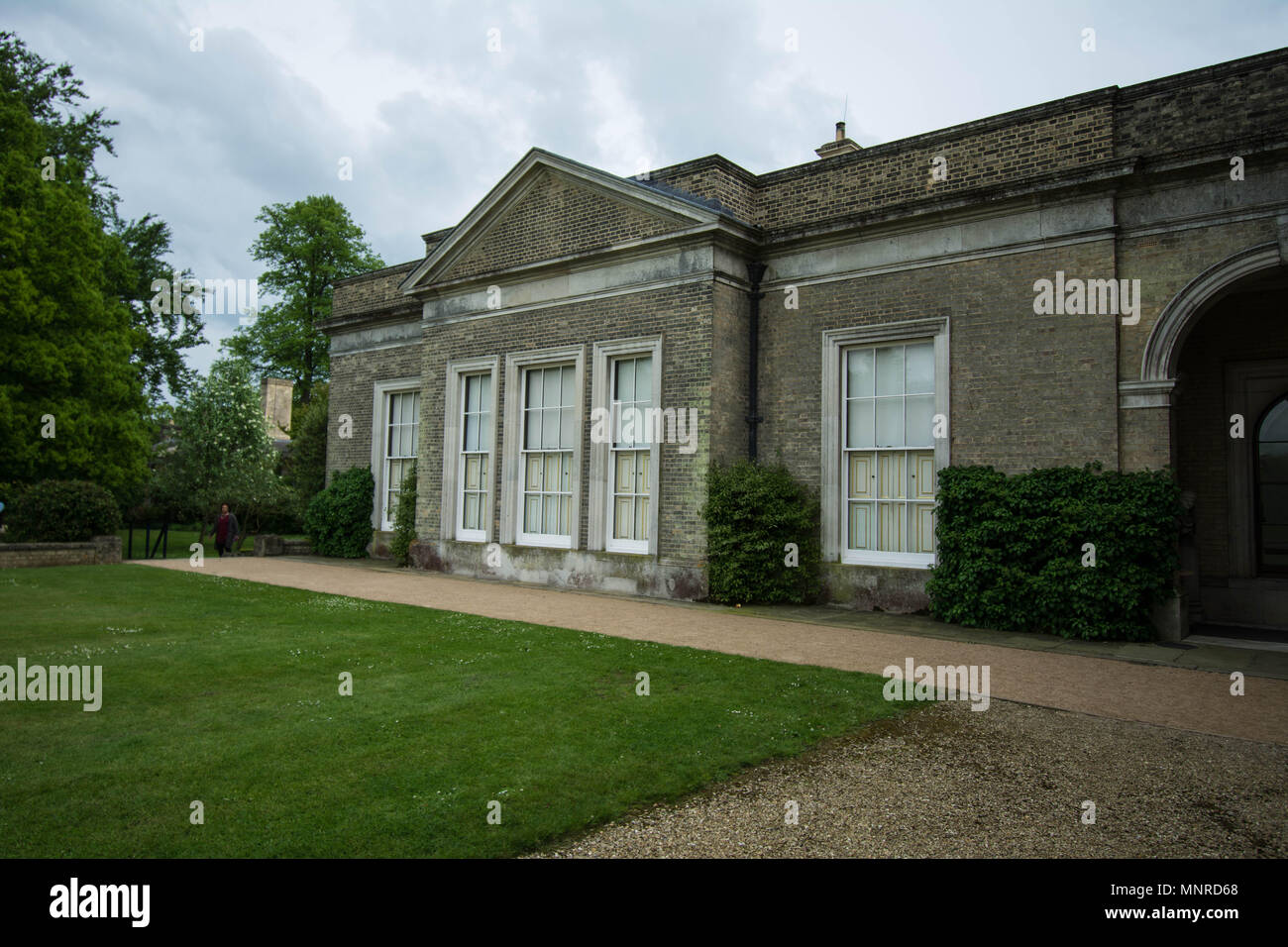 Parte posteriore di Althorp House Lady Diana Spencer Northamptonshire Regno Unito giardino posteriore esterno archi ad arco in pietra erbosa finestre in stile edificio tetto alberi casa Foto Stock