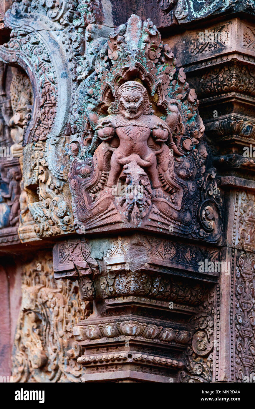 Bellissimo il Banteay Srei sculture del tempio di Angkor area archeologica in Cambogia Foto Stock