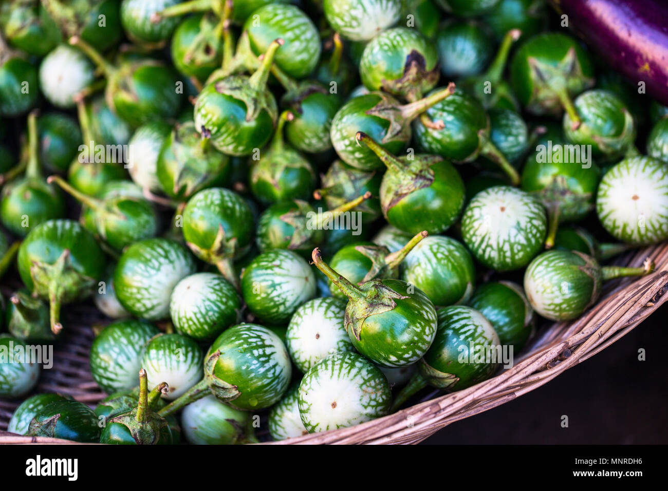 Assortimento di freschi frutti verdi sul vassoio del mercato in Siem Reap Cambogia Foto Stock