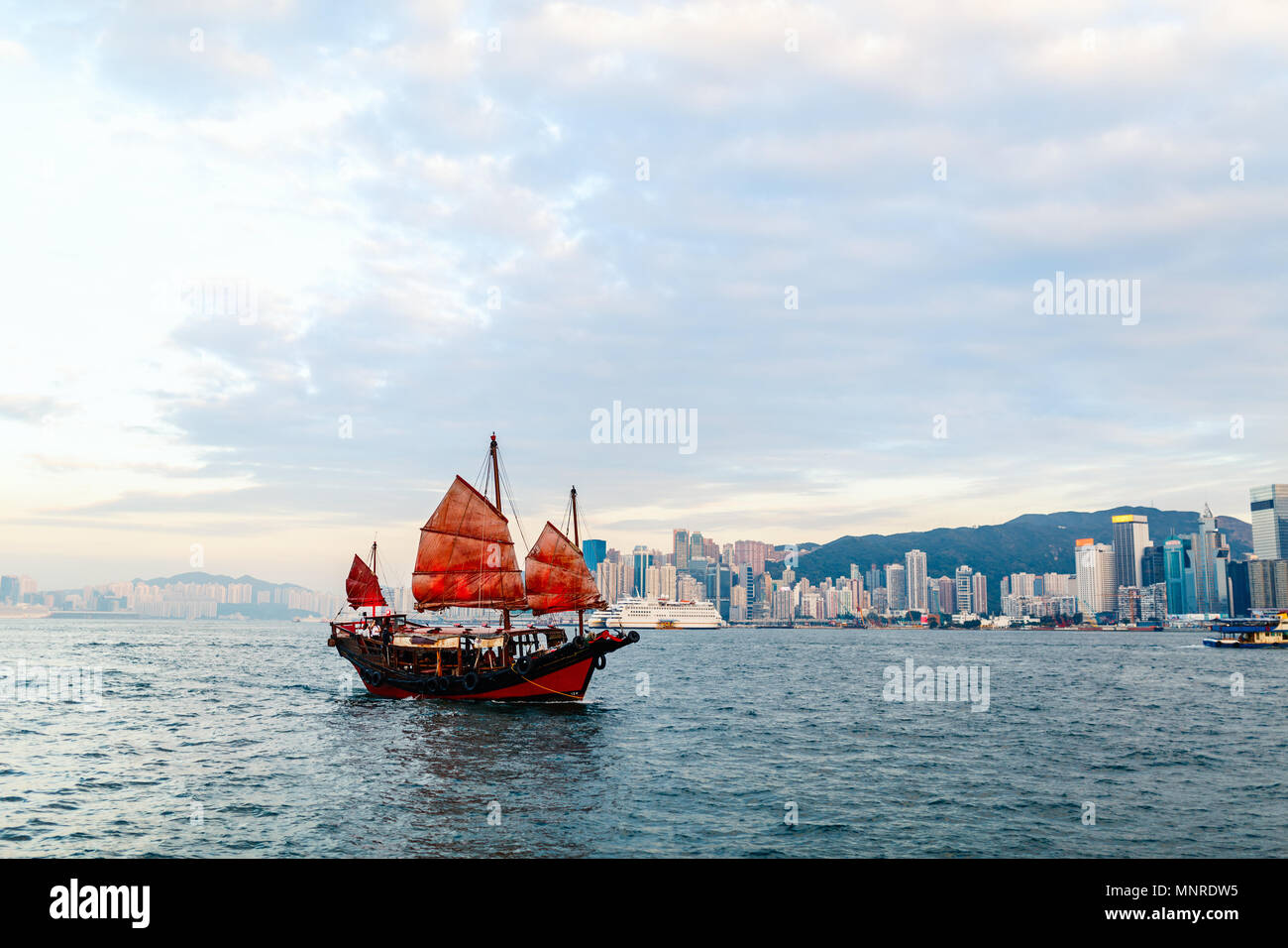 Barca di posta indesiderata con il red sail in Hong Kong Foto Stock