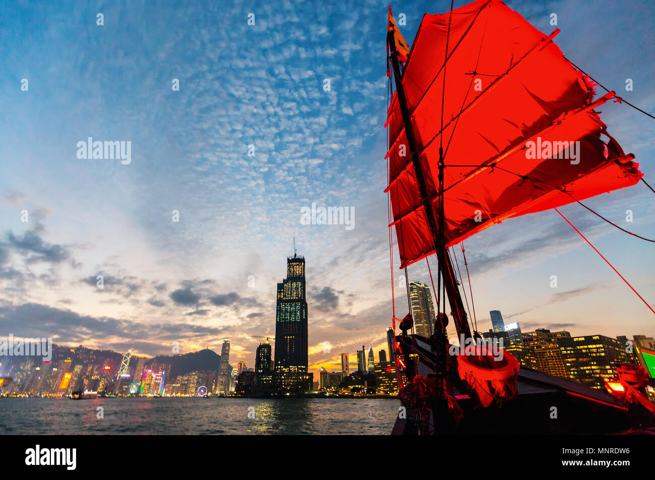 Barca di posta indesiderata con il red sail in Hong Kong Foto Stock