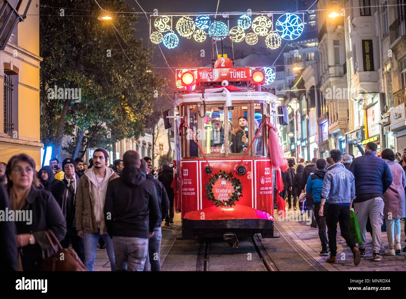 Red trolley car porta i passeggeri attraverso la trafficata per le strade delle città di Istanbul, Turchia Foto Stock