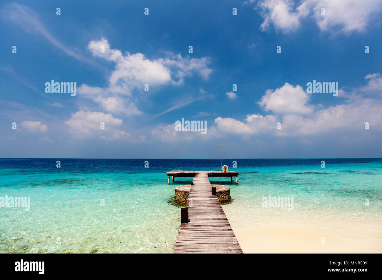 Pontile in legno e acque turchesi dell'oceano tropicale Foto Stock