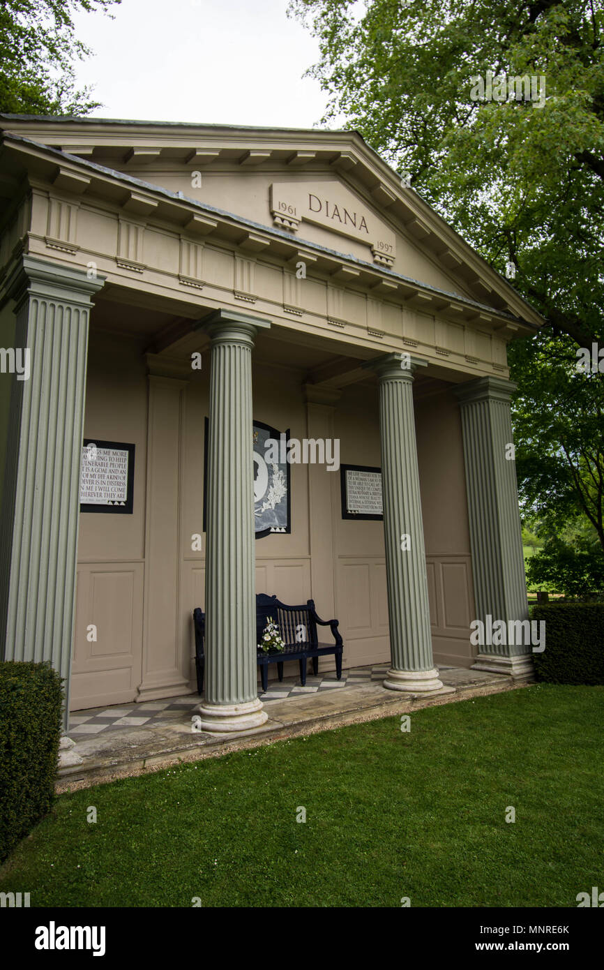 Diana Memorial e targa presso Althorp House, edificio a colonne in Inghilterra, monumento in stile costruito a riposo morto morto ucciso Spencer design di opere d'arte Foto Stock