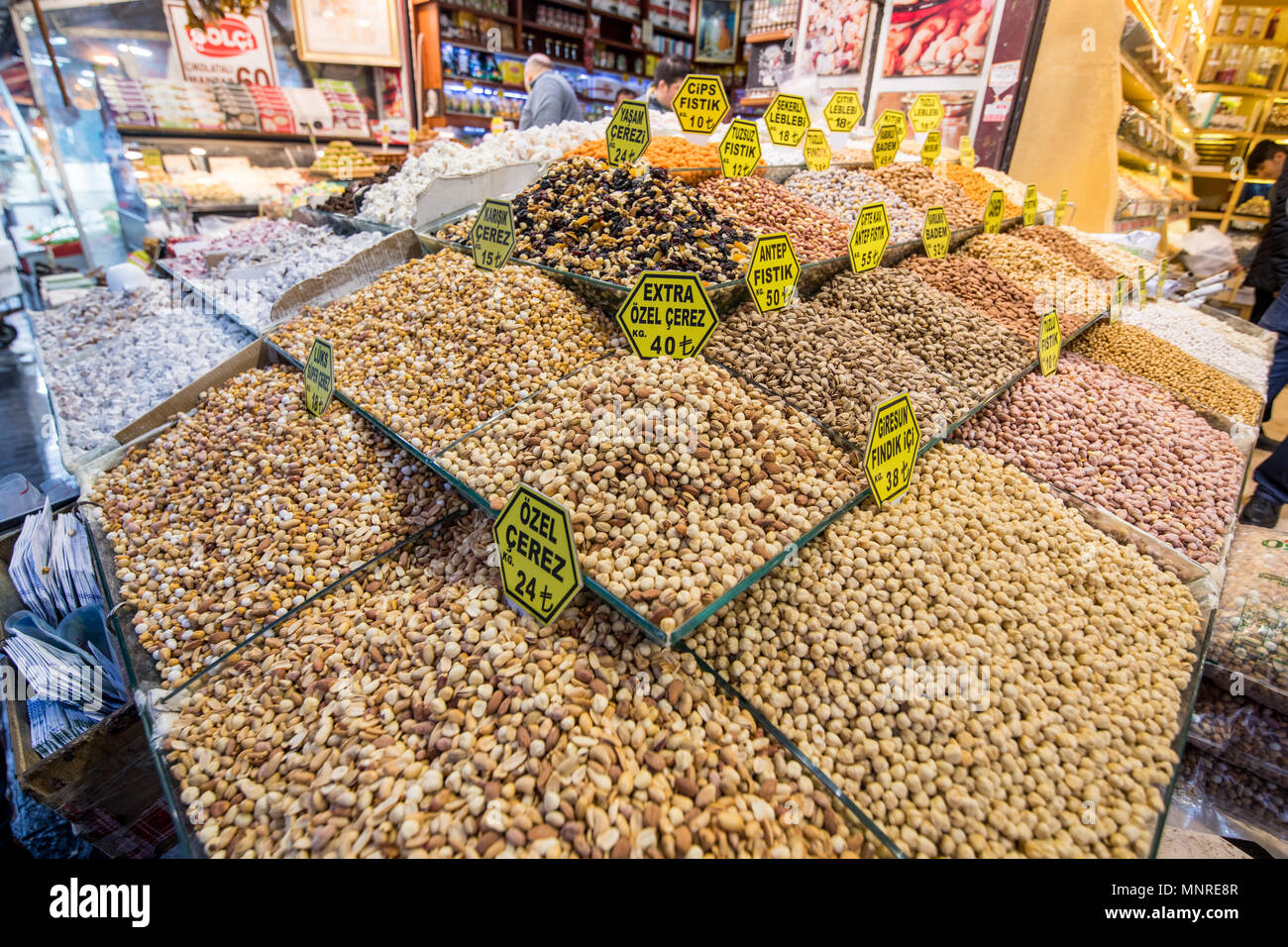 Angolo di un mercato in stallo è traboccante di una varietà di dadi sul display per la vendita a Istanbul Bazar delle Spezie in Turchia Foto Stock