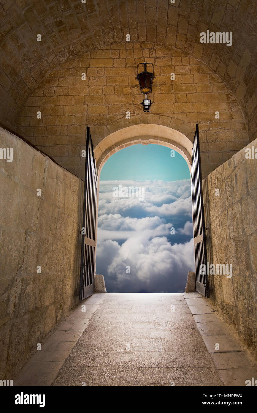 Antenna cloud sognante paesaggio, attraverso i cancelli del borgo medievale di fiaba gates - Concetto di nuove dimensioni, transizione, sogno, che desiderano o concetto di speranza Foto Stock