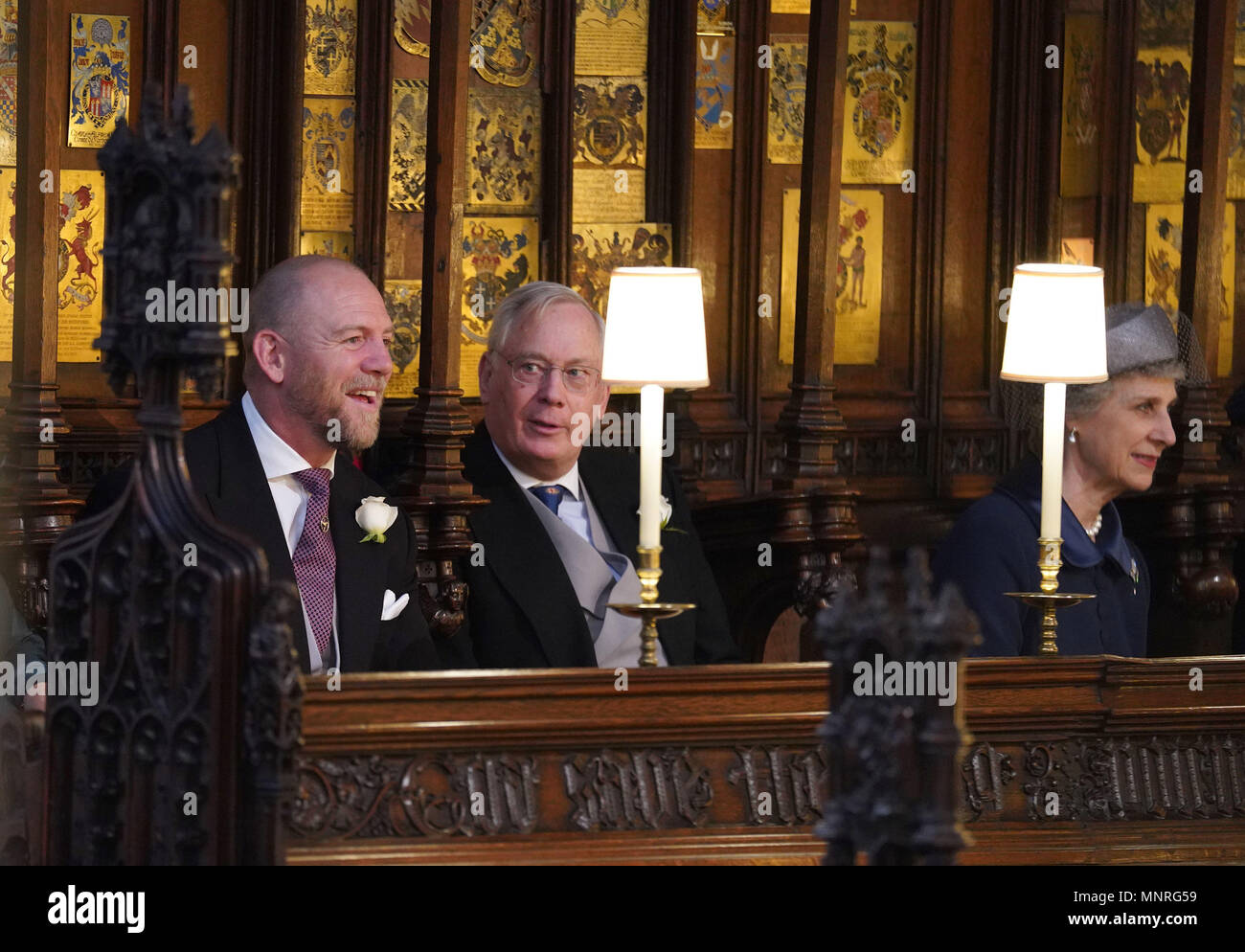 Mike Tindall (sinistra) e il Duca e la Duchessa di Gloucester prendere i loro posti a sedere alla cappella di San Giorgio al Castello di Windsor per le nozze del principe Harry e Meghan Markle. Foto Stock